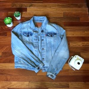 NWOT LEVI’S vintage wash jean jacket